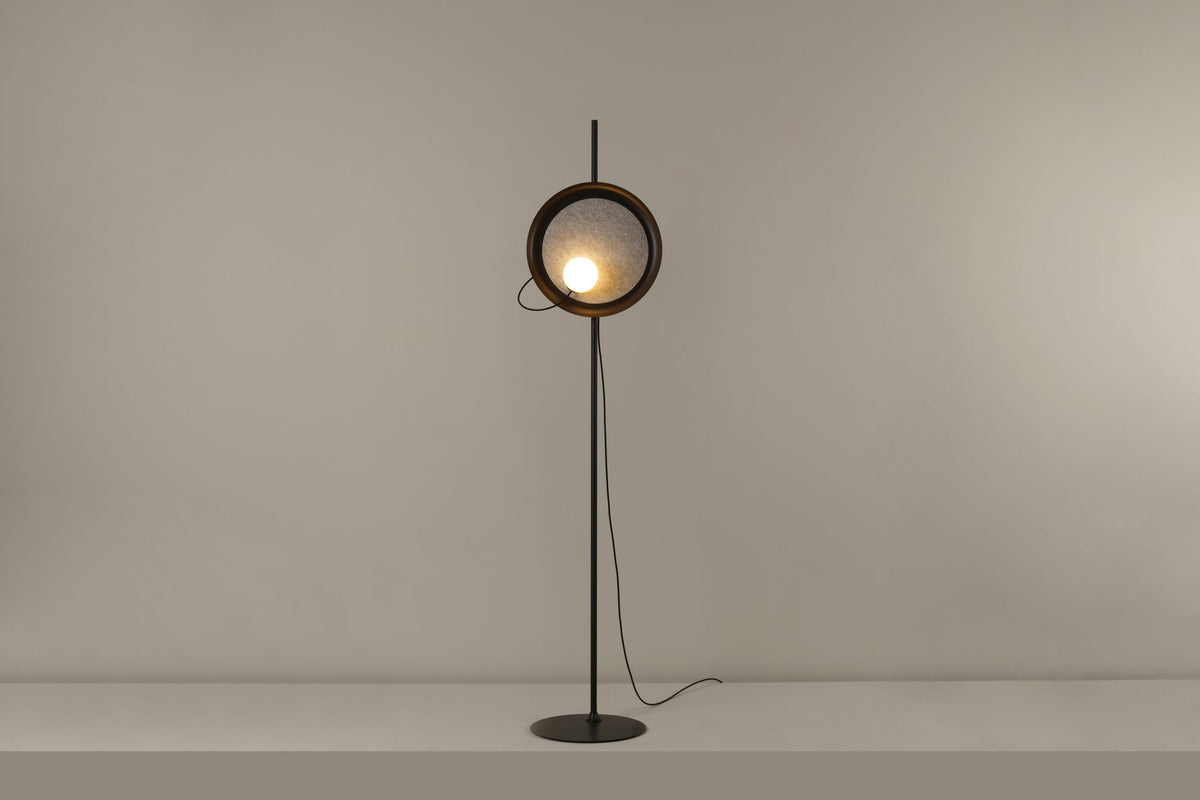 Lámpara de pie de salón – Milan Wire – tulipa de cristal conectada a pantalla textil mediante un hilo, 3 acabados