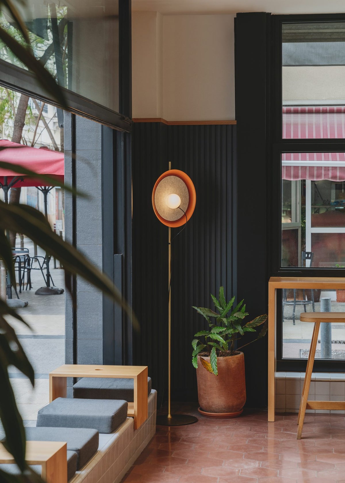 Lámpara de pie de salón – Milan Wire – tulipa de cristal conectada a pantalla textil mediante un hilo, 3 acabados