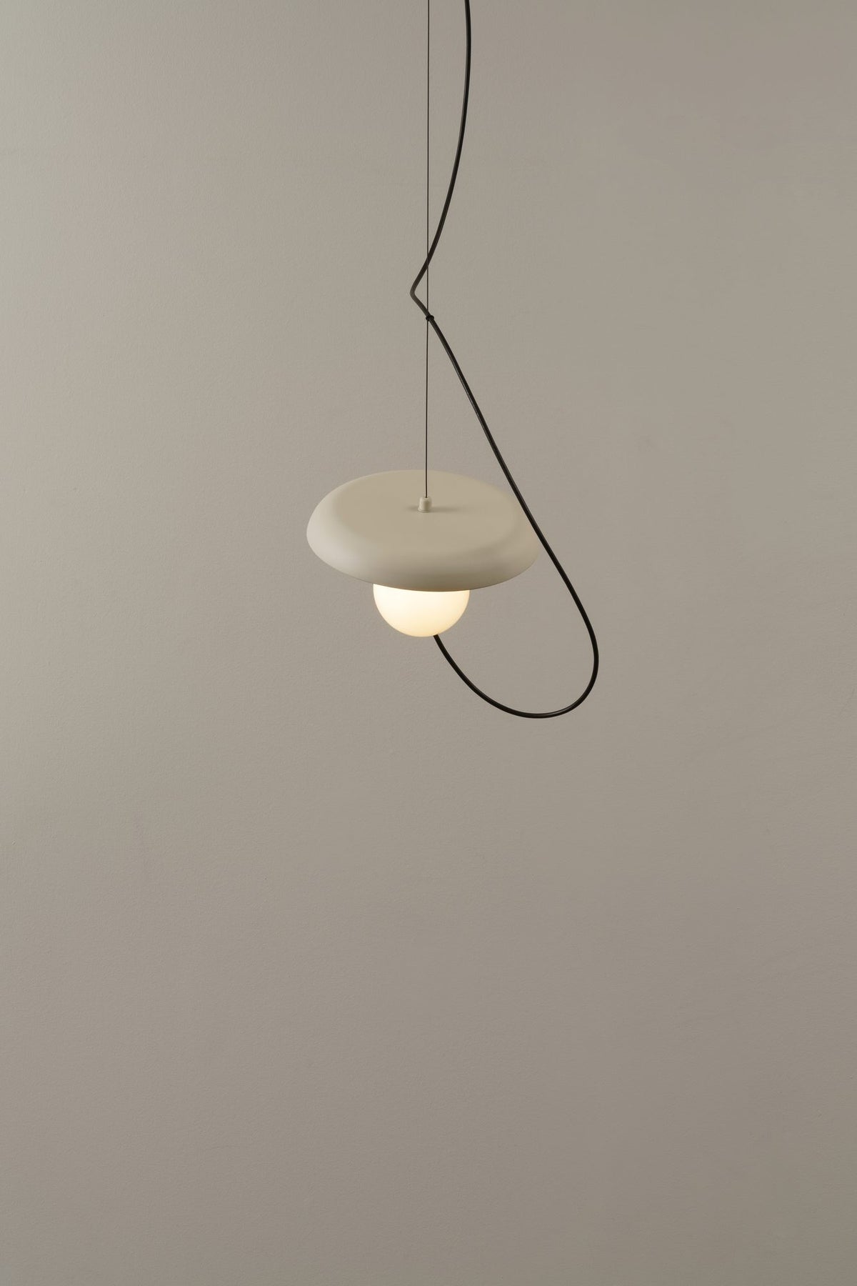 Lámpara colgante – Milan Wire – tulipa de cristal conectada a pantalla textil mediante un hilo, 3 acabados