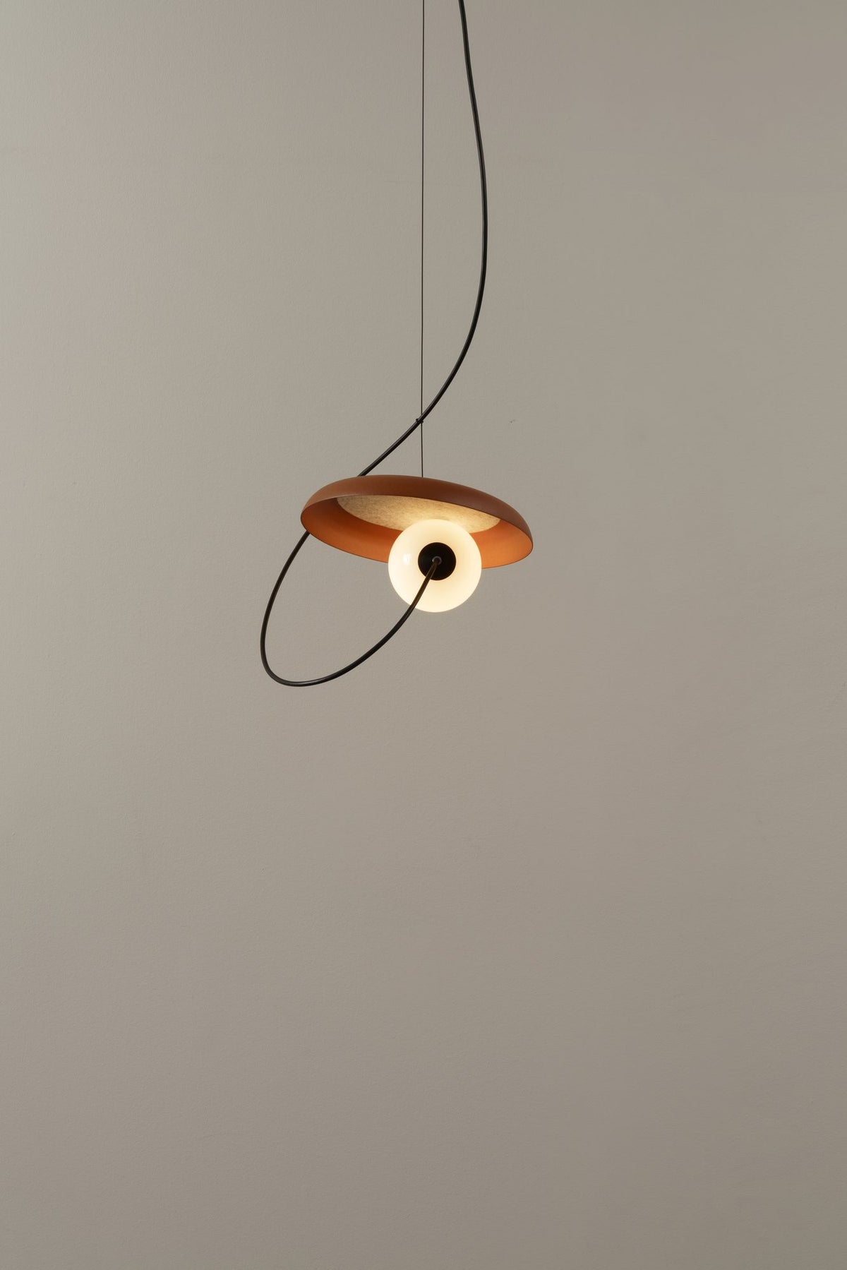 Lámpara colgante – Milan Wire – tulipa de cristal conectada a pantalla textil mediante un hilo, 3 acabados