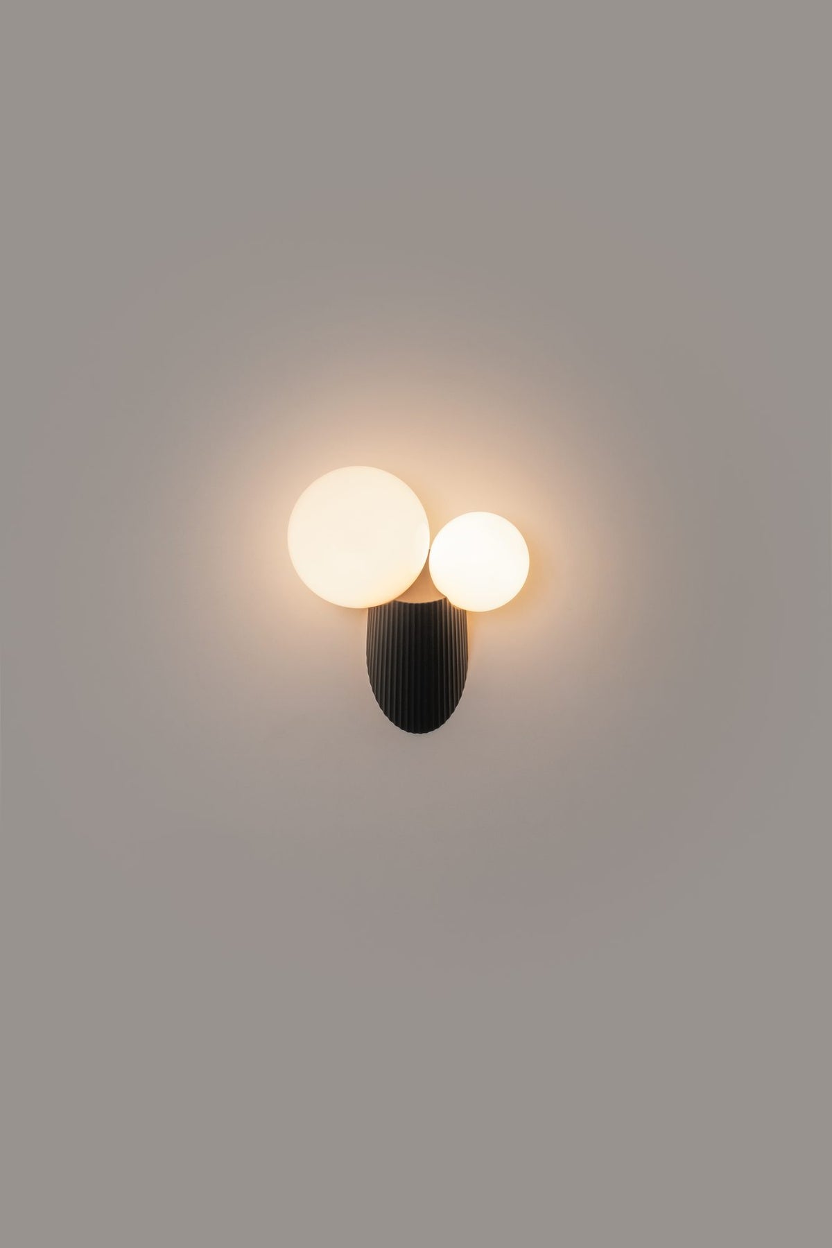 Aplique de pared – Milan Land – cuerpo cerámico con difusor de vidrio soplado opal, 3 acabados