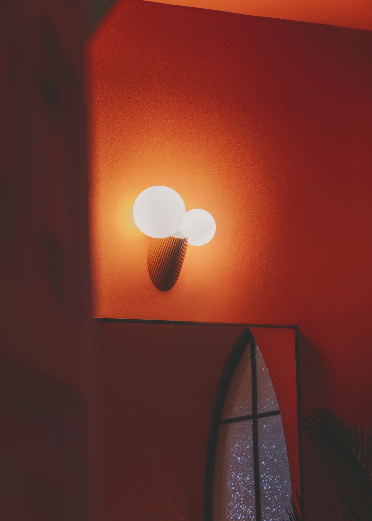 Aplique de pared – Milan Land – cuerpo cerámico con difusor de vidrio soplado opal, 3 acabados