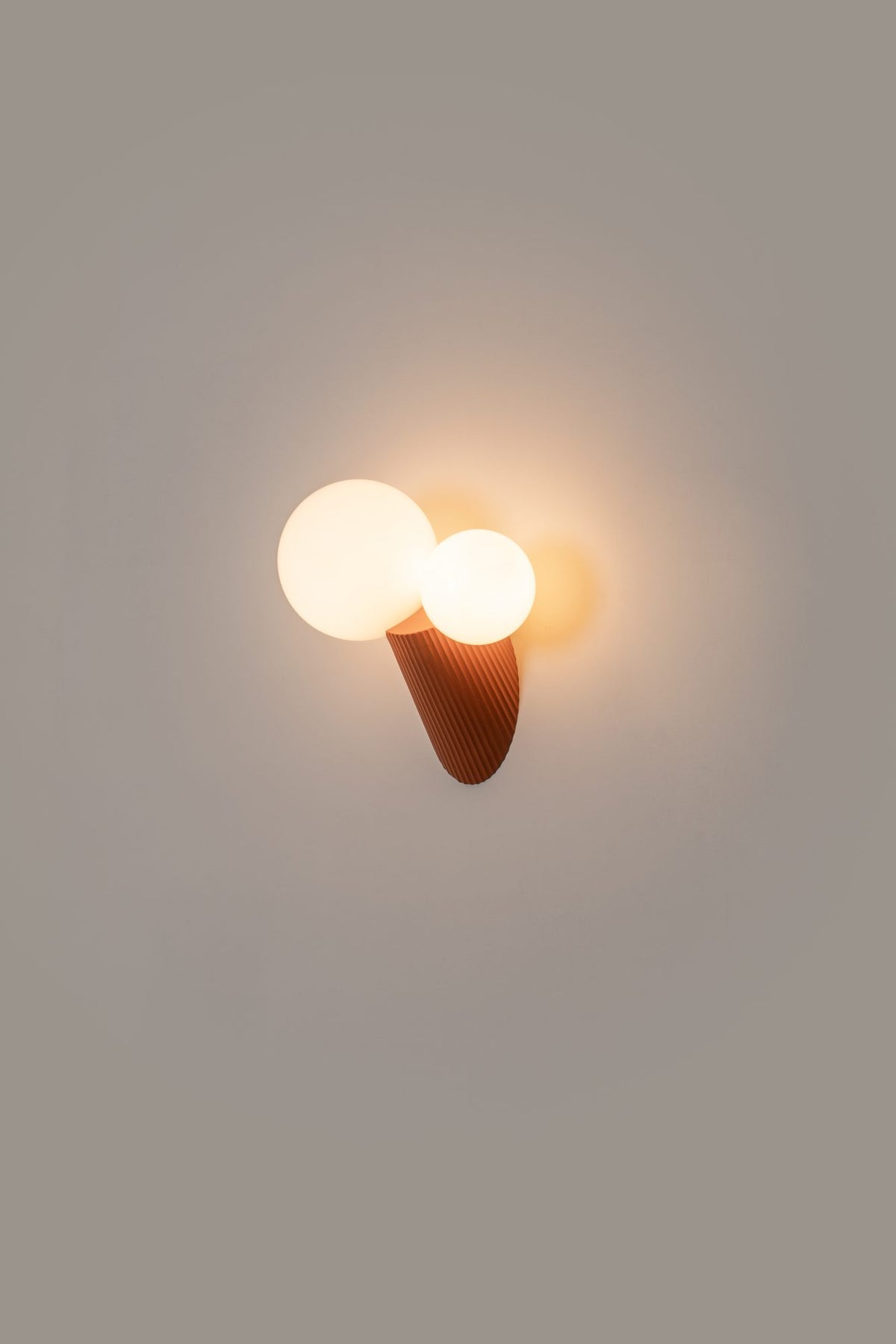 Aplique de pared – Milan Land – cuerpo cerámico con difusor de vidrio soplado opal, 3 acabados