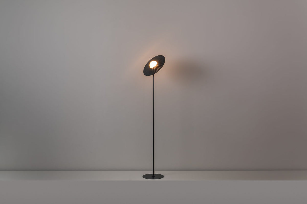 Lámpara de pie 130 cm – Milan Symphony – pantalla de cristal giratoria con cierre magnético, 3 acabados