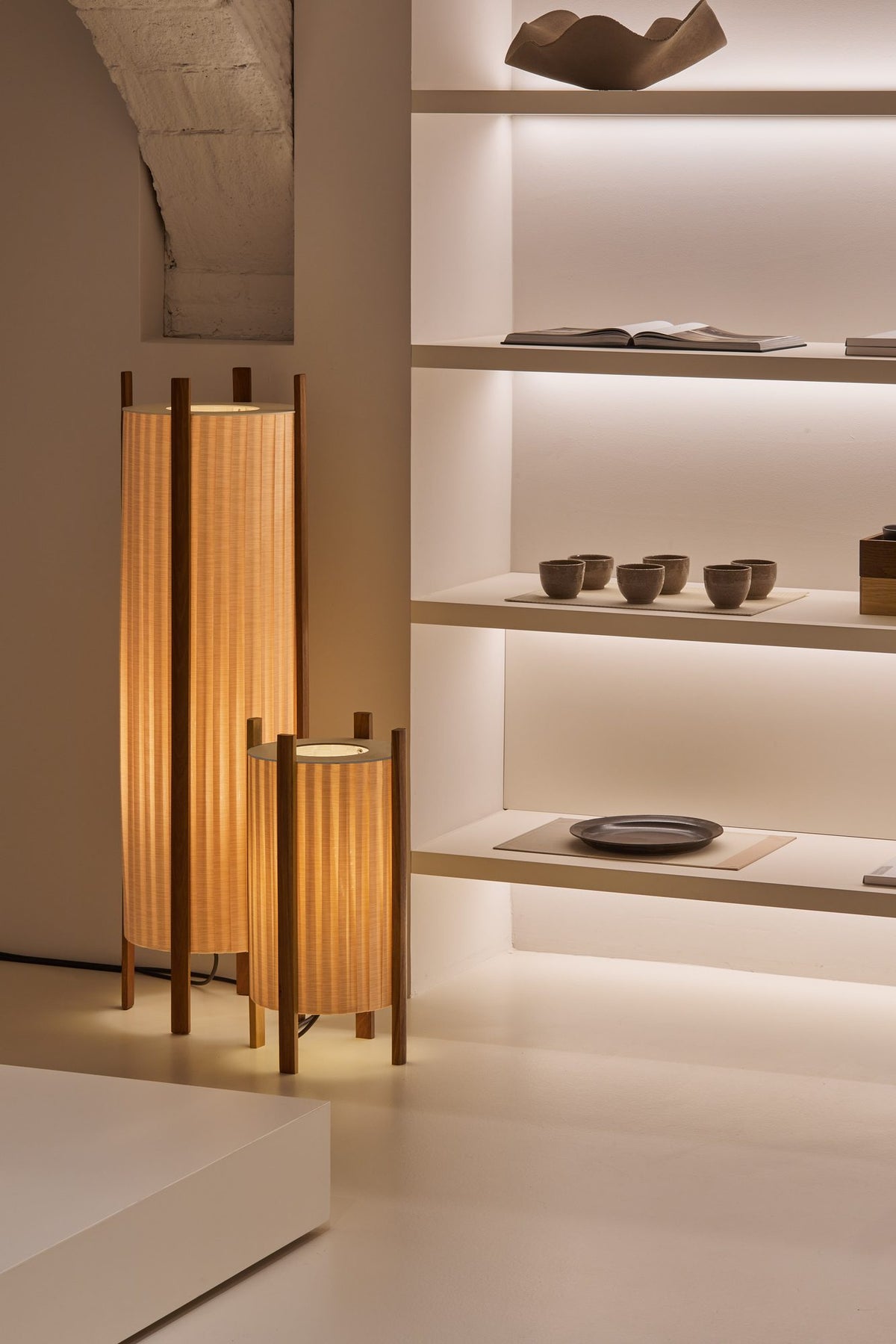 Lámpara de pie de exterior – Milan Rol – diseño cilíndrico en vidrio soplado con patas de madera de iroko, 2 acabados