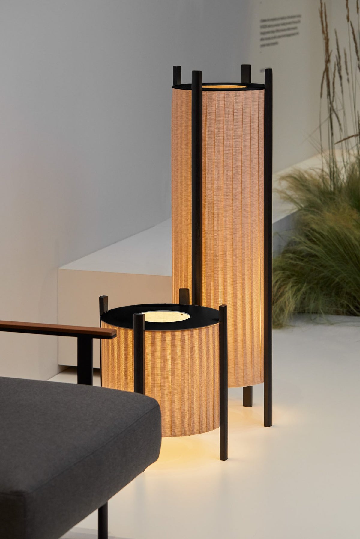 Lámpara de pie de exterior – Milan Rol – diseño cilíndrico en vidrio soplado con patas de madera de iroko, 2 acabados