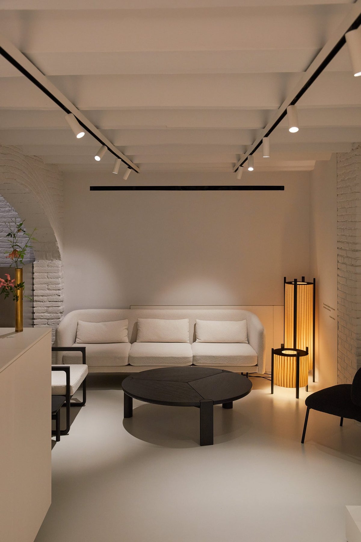 Lámpara de pie de exterior – Milan Rol – diseño cilíndrico en vidrio soplado con patas de madera de iroko, 2 acabados