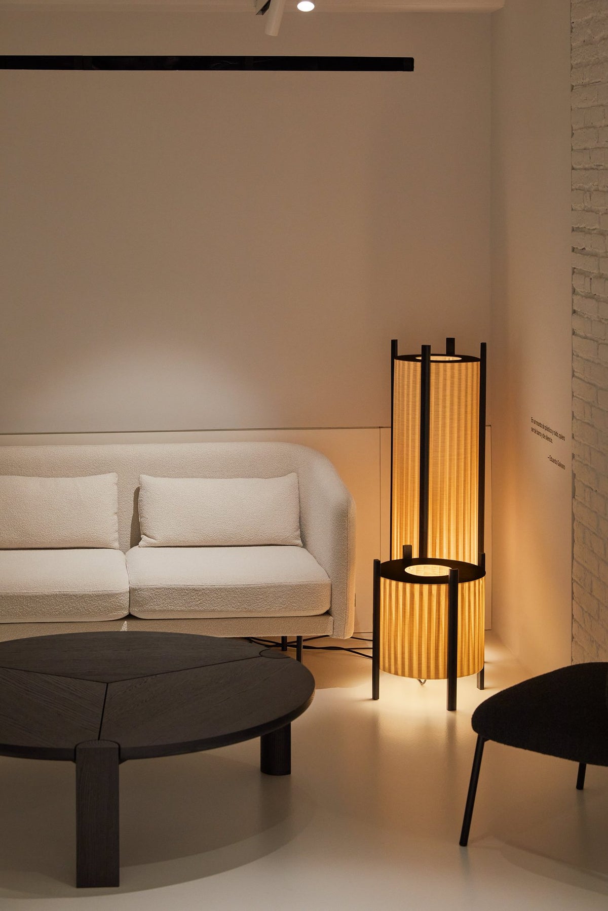 Lámpara de pie de exterior – Milan Rol – diseño cilíndrico en vidrio soplado con patas de madera de iroko, 2 acabados