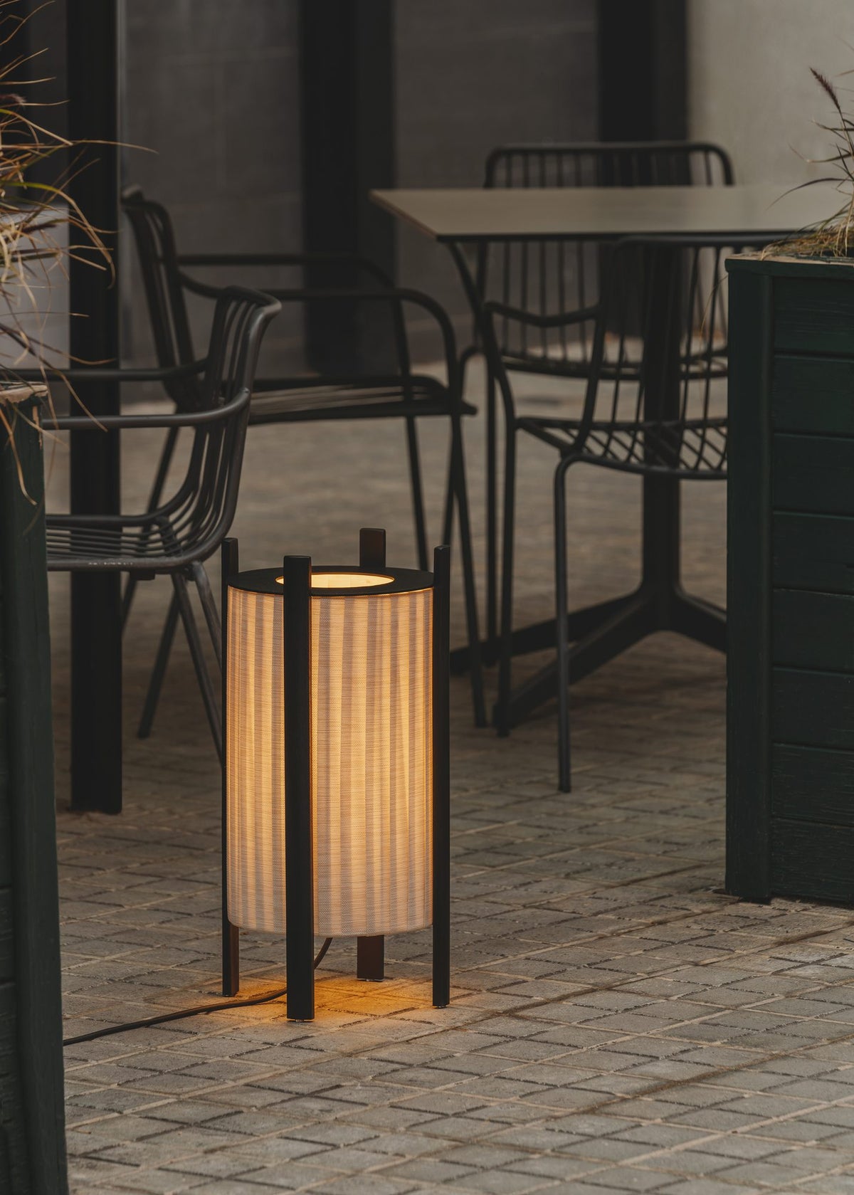 Lámpara de pie de exterior – Milan Rol – diseño cilíndrico en vidrio soplado con patas de madera de iroko, 2 acabados