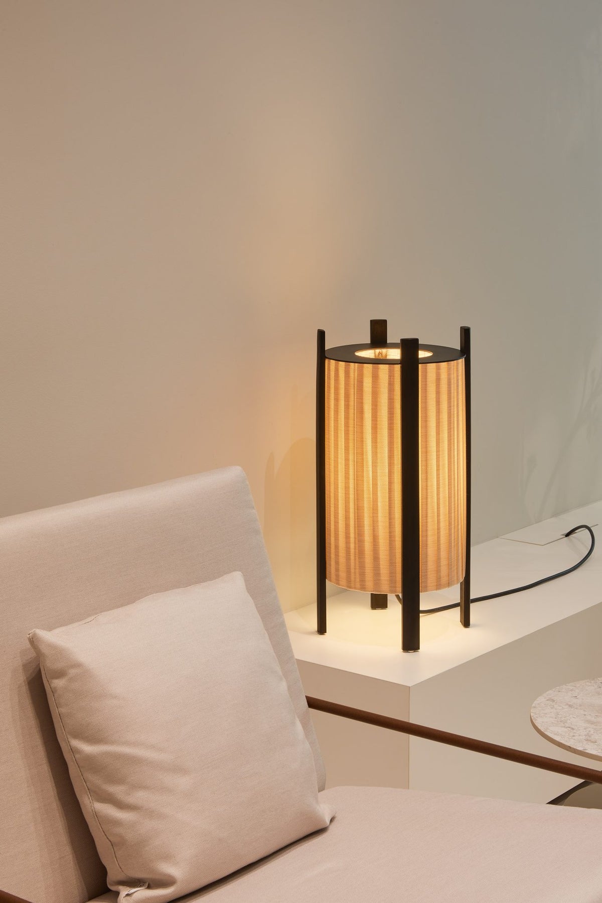 Lámpara de pie de exterior – Milan Rol – diseño cilíndrico en vidrio soplado con patas de madera de iroko, 2 acabados