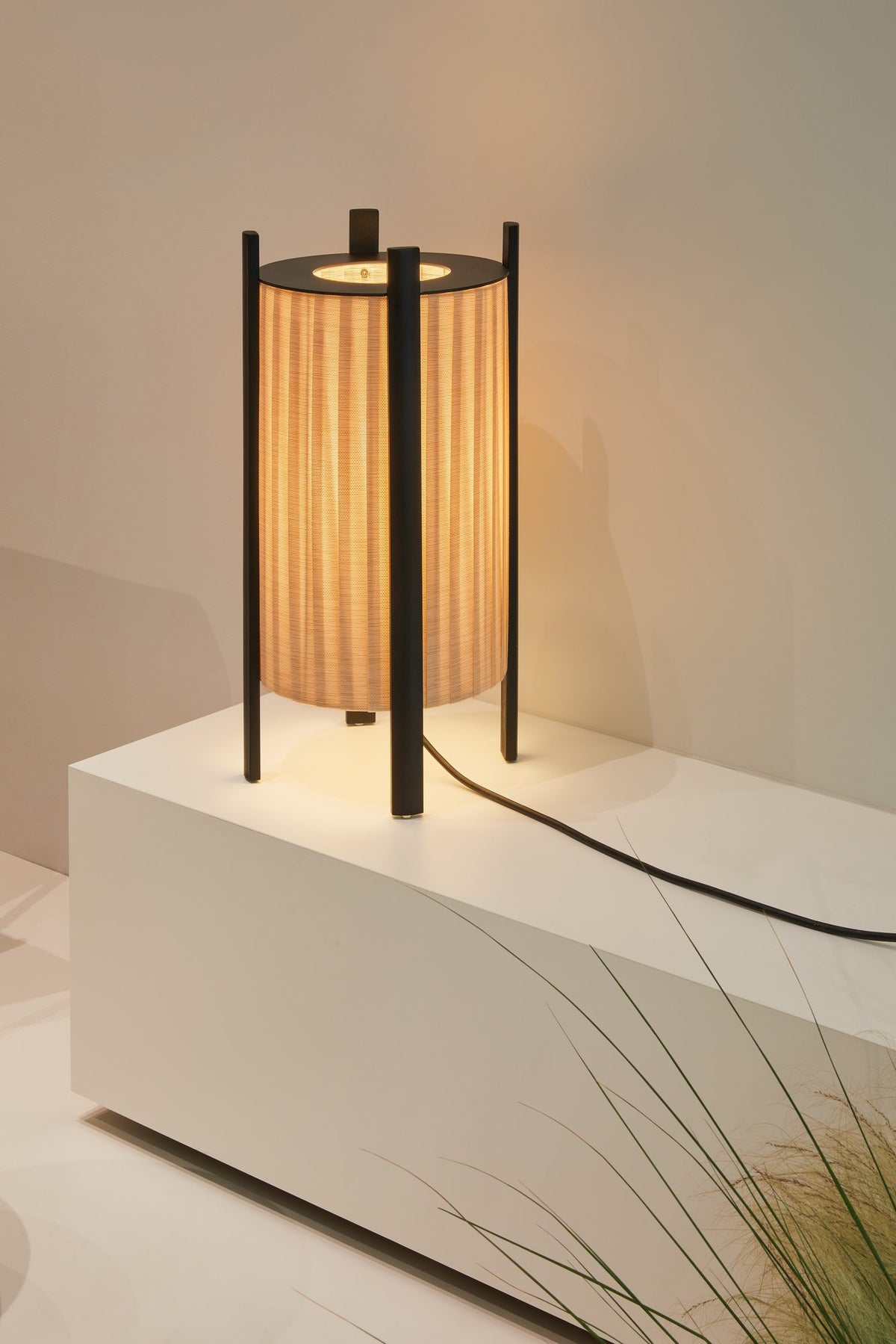 Lámpara de pie de exterior – Milan Rol – diseño cilíndrico en vidrio soplado con patas de madera de iroko, 2 acabados