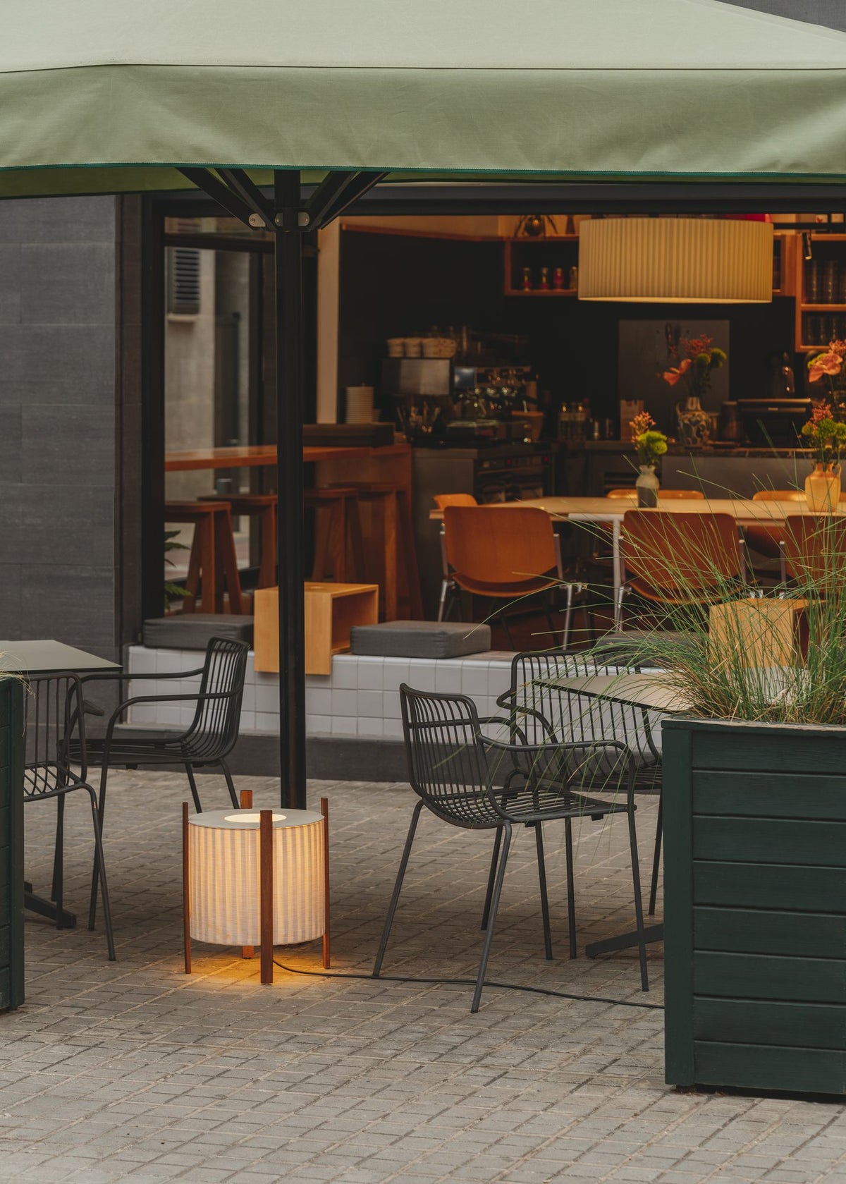 Lámpara de pie de exterior – Milan Rol – diseño cilíndrico en vidrio soplado con patas de madera de iroko, 2 acabados