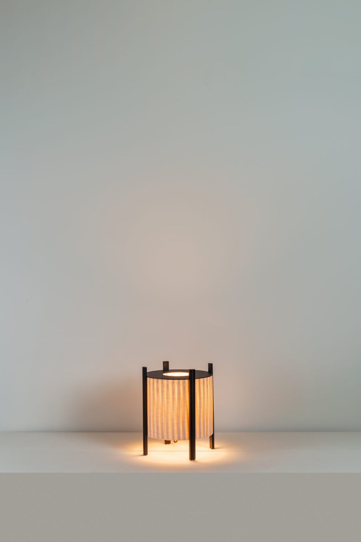 Lámpara de pie de exterior – Milan Rol – diseño cilíndrico en vidrio soplado con patas de madera de iroko, 2 acabados