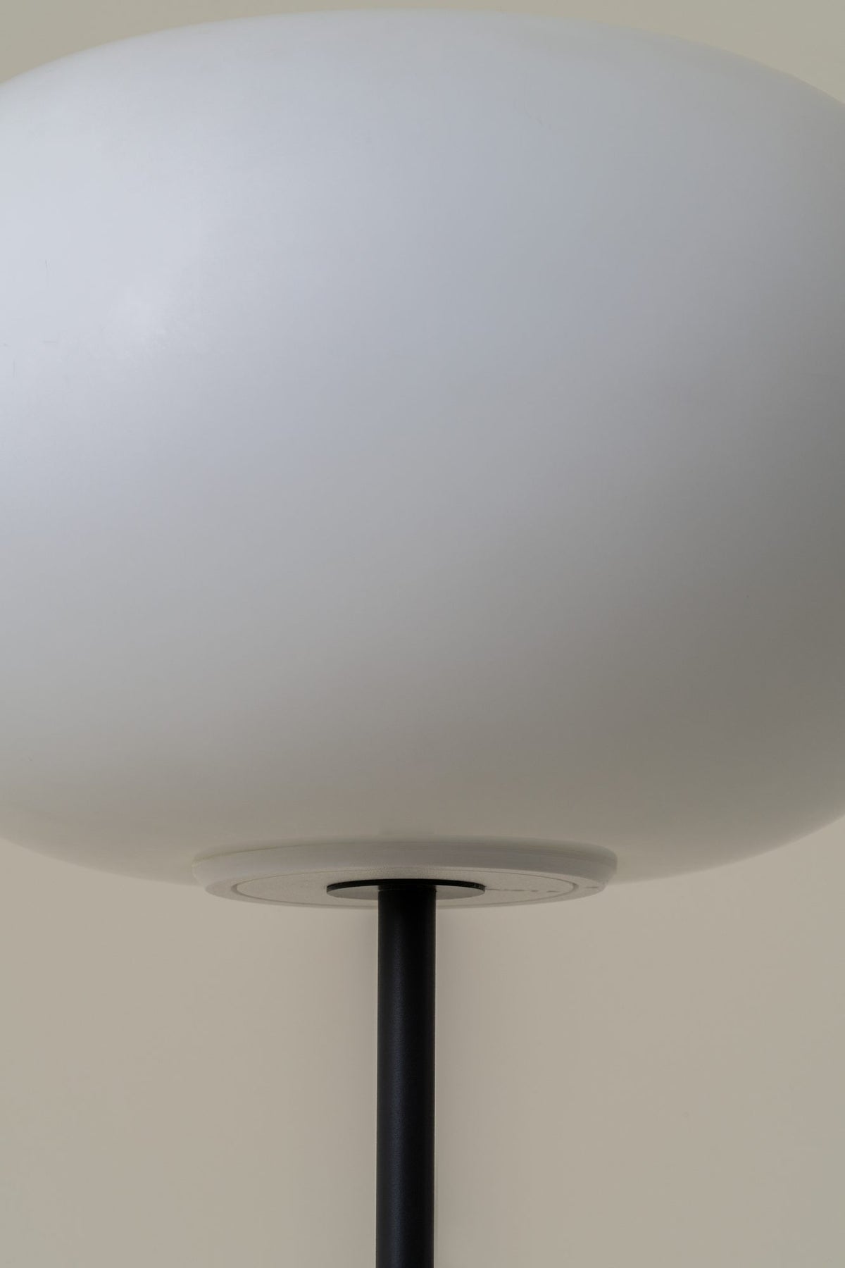 Lámpara de sobremesa – Milan Span – esfera de vidrio soplado, acabado negro texturado