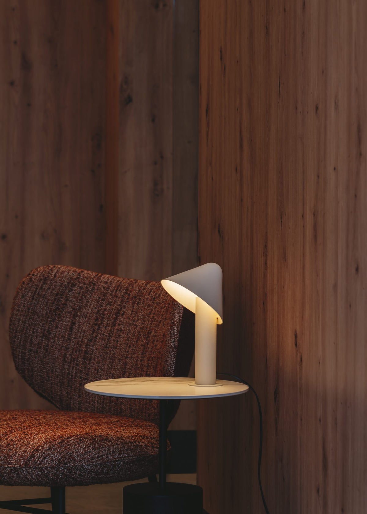 Lámpara de sobremesa – Milan Shita – silueta orgánica en acero con pantalla orientable, 4 acabados
