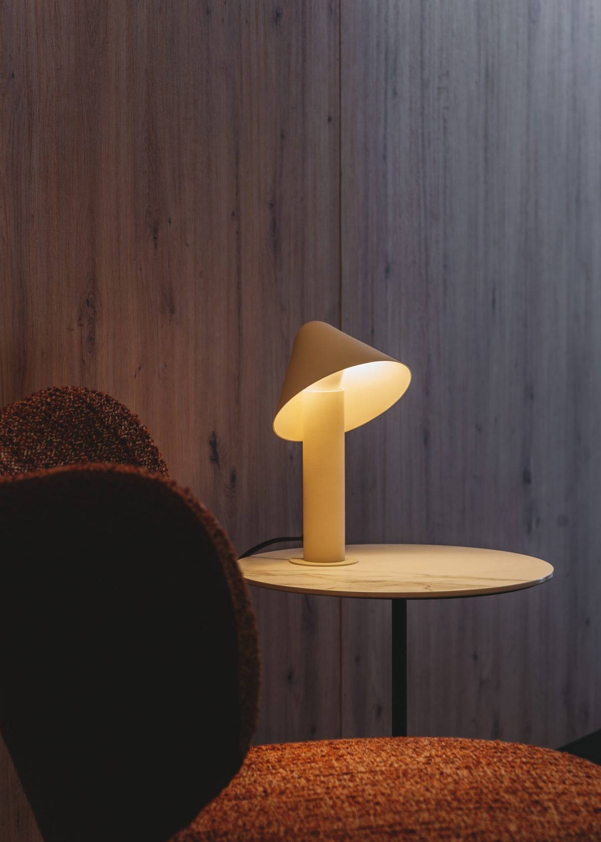Lámpara de sobremesa – Milan Shita – silueta orgánica en acero con pantalla orientable, 4 acabados