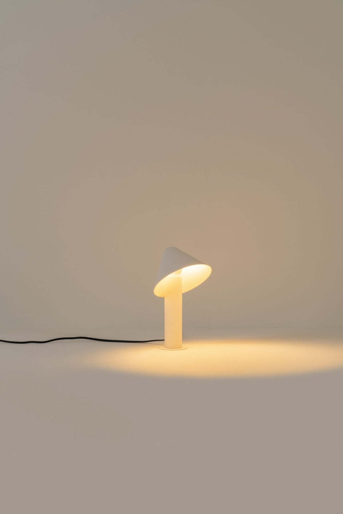 Lámpara de sobremesa – Milan Shita – silueta orgánica en acero con pantalla orientable, 4 acabados