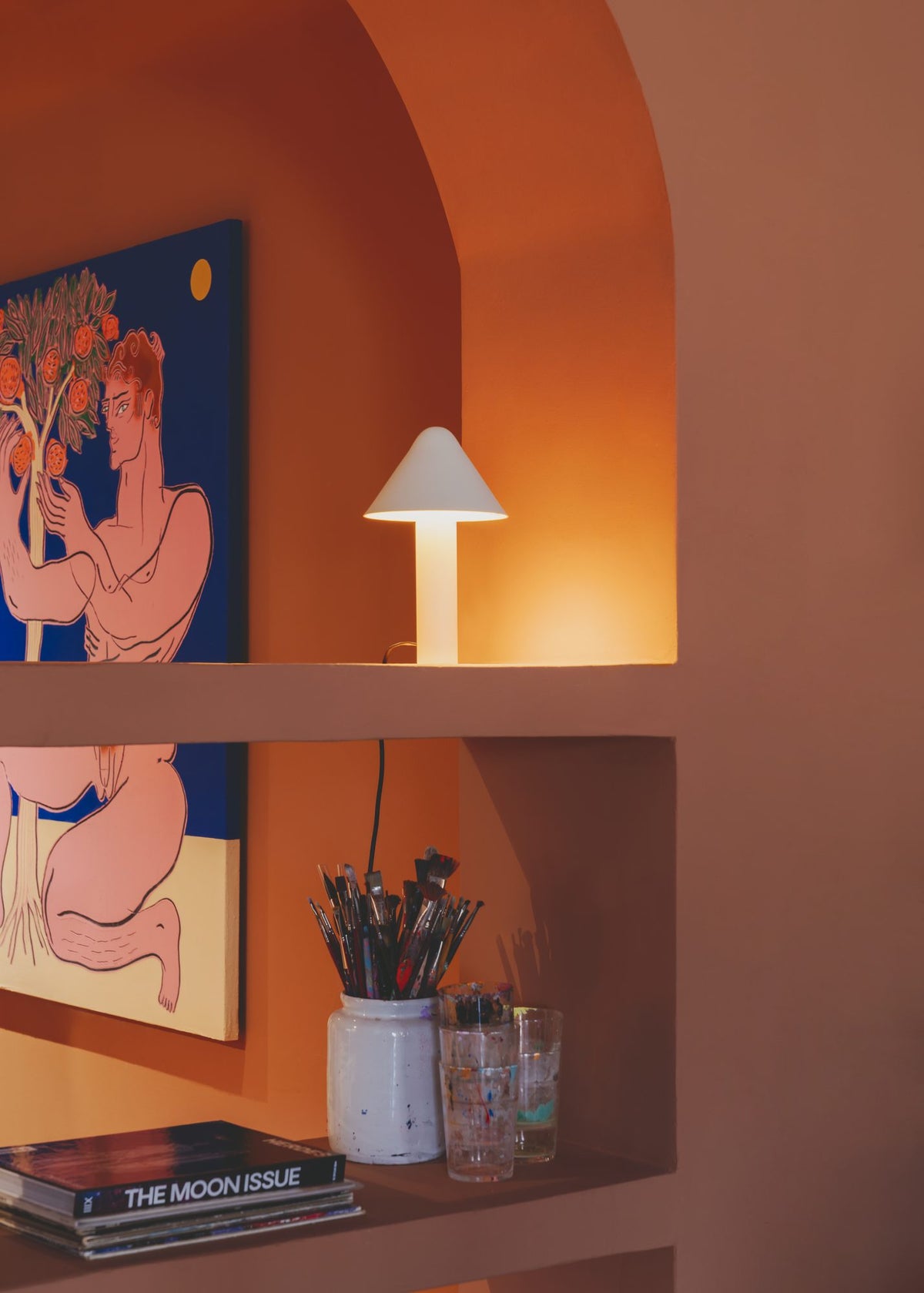 Lámpara de sobremesa – Milan Shita – silueta orgánica en acero con pantalla orientable, 4 acabados