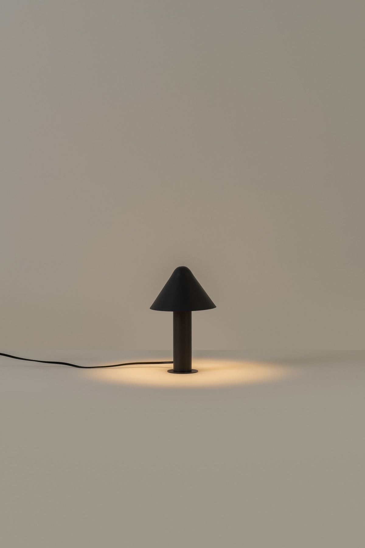 Lámpara de sobremesa – Milan Shita – silueta orgánica en acero con pantalla orientable, 4 acabados