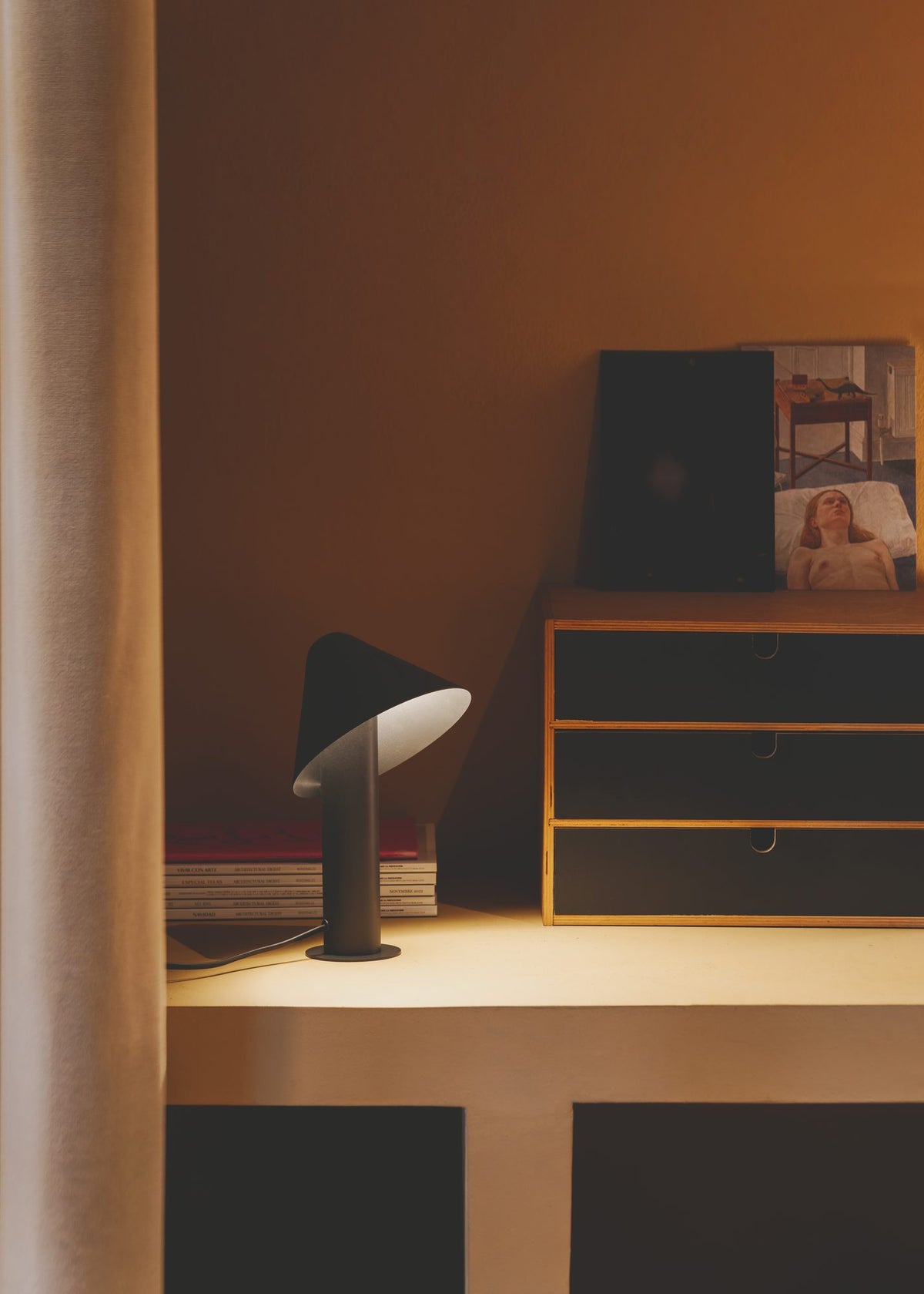 Lámpara de sobremesa – Milan Shita – silueta orgánica en acero con pantalla orientable, 4 acabados