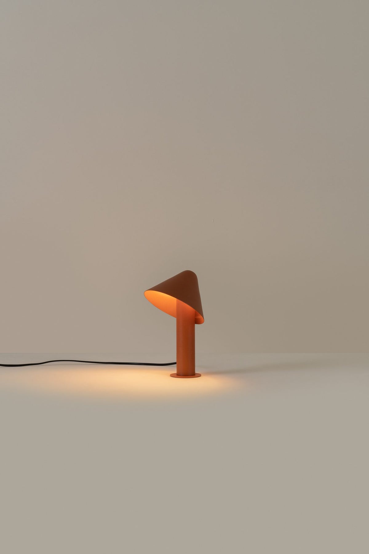 Lámpara de sobremesa – Milan Shita – silueta orgánica en acero con pantalla orientable, 4 acabados