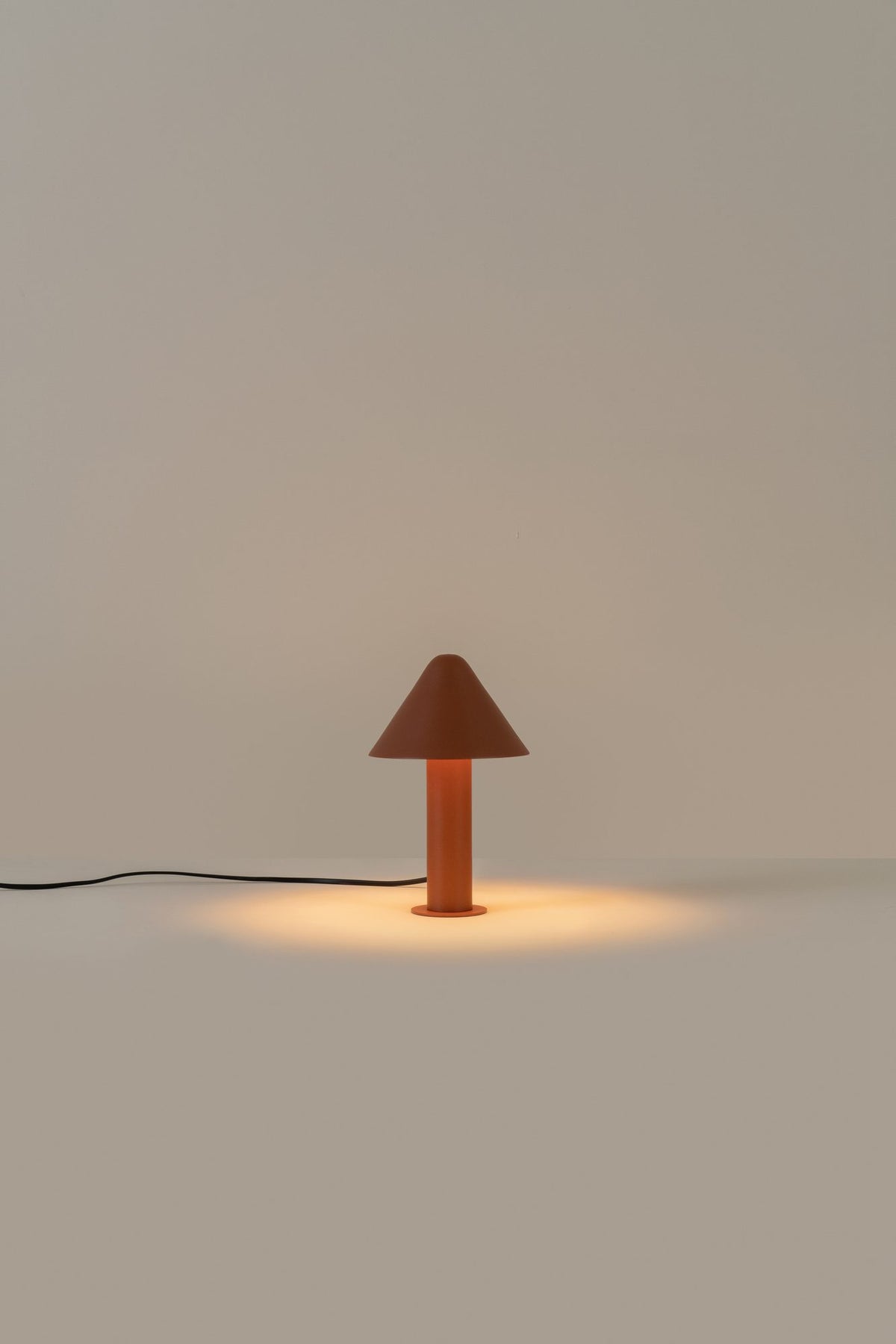 Lámpara de sobremesa – Milan Shita – silueta orgánica en acero con pantalla orientable, 4 acabados