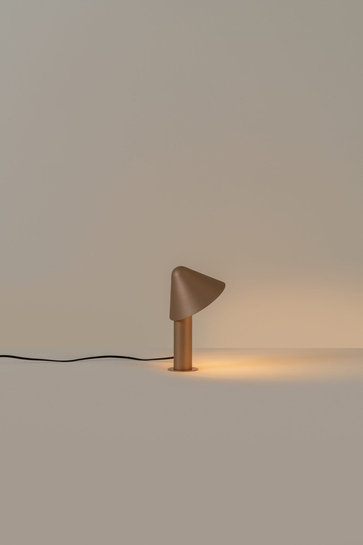 Lámpara de sobremesa – Milan Shita – silueta orgánica en acero con pantalla orientable, 4 acabados