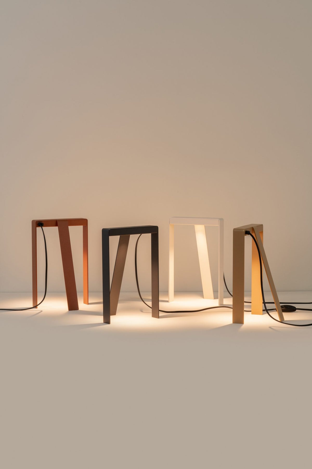 Lámpara de sobremesa – Milan Tempe – diseño en chapa metálica plegada con forma de T, 4 acabados