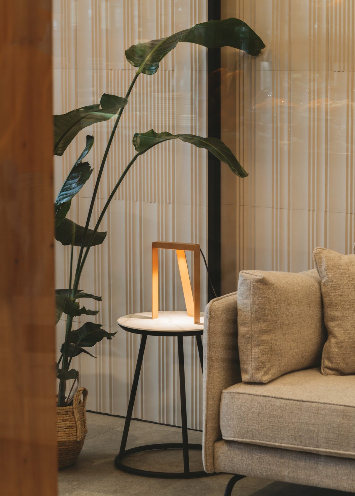 Lámpara de sobremesa – Milan Tempe – diseño en chapa metálica plegada con forma de T, 4 acabados