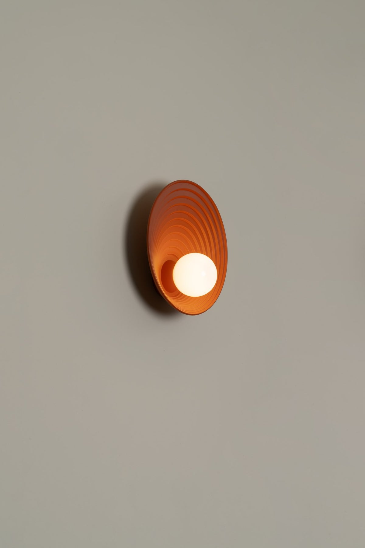 Aplique de pared – Milan Albor – pantalla de vidrio soplado opal con base de cerámica, 3 acabados