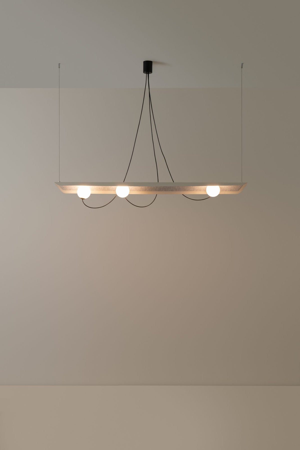 Lámpara colgante de tres luces – Milan Wire – tulipas de cristal conectadas a pantallas textiles mediante hilos, 3 acabados