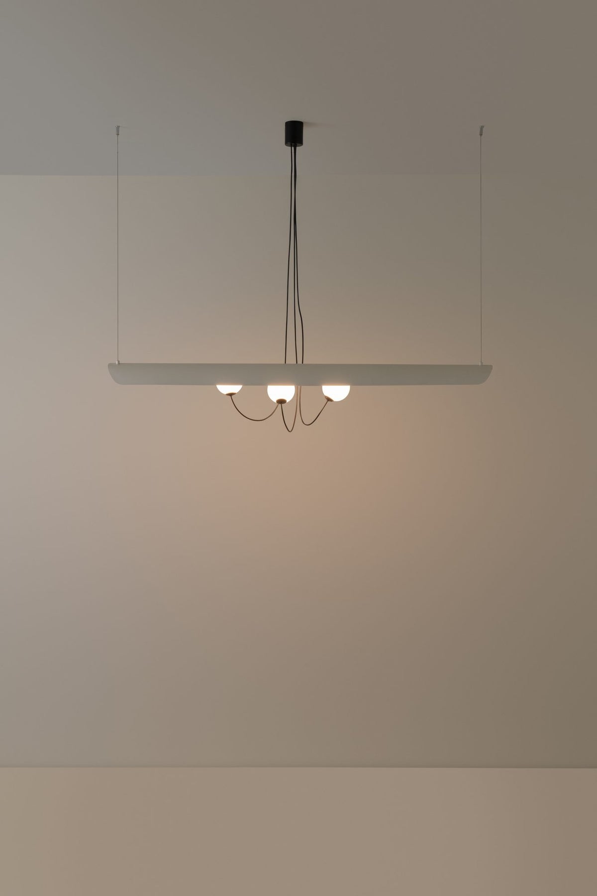 Lámpara colgante de tres luces – Milan Wire – tulipas de cristal conectadas a pantallas textiles mediante hilos, 3 acabados