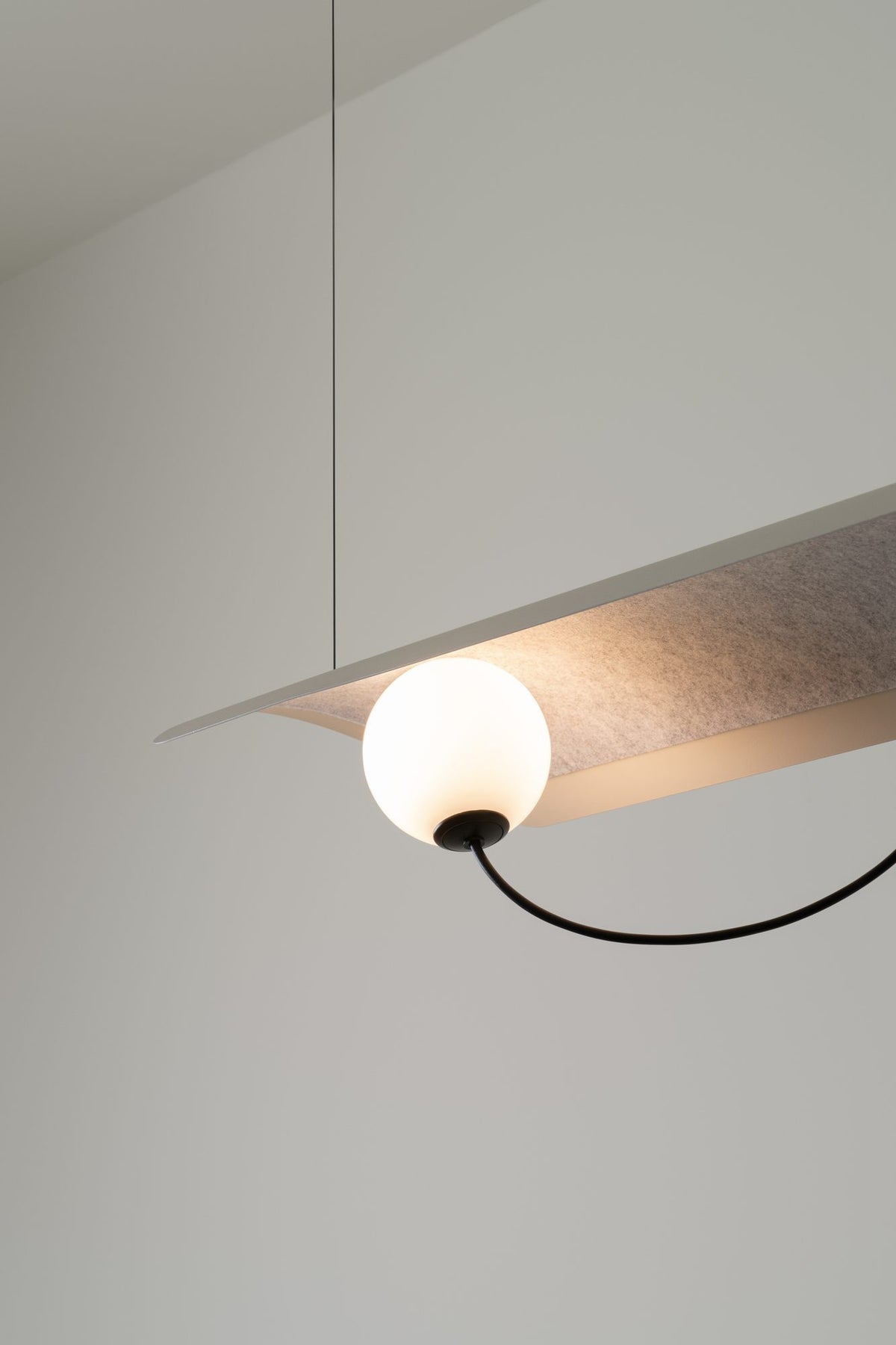 Lámpara colgante de tres luces – Milan Wire – tulipas de cristal conectadas a pantallas textiles mediante hilos, 3 acabados