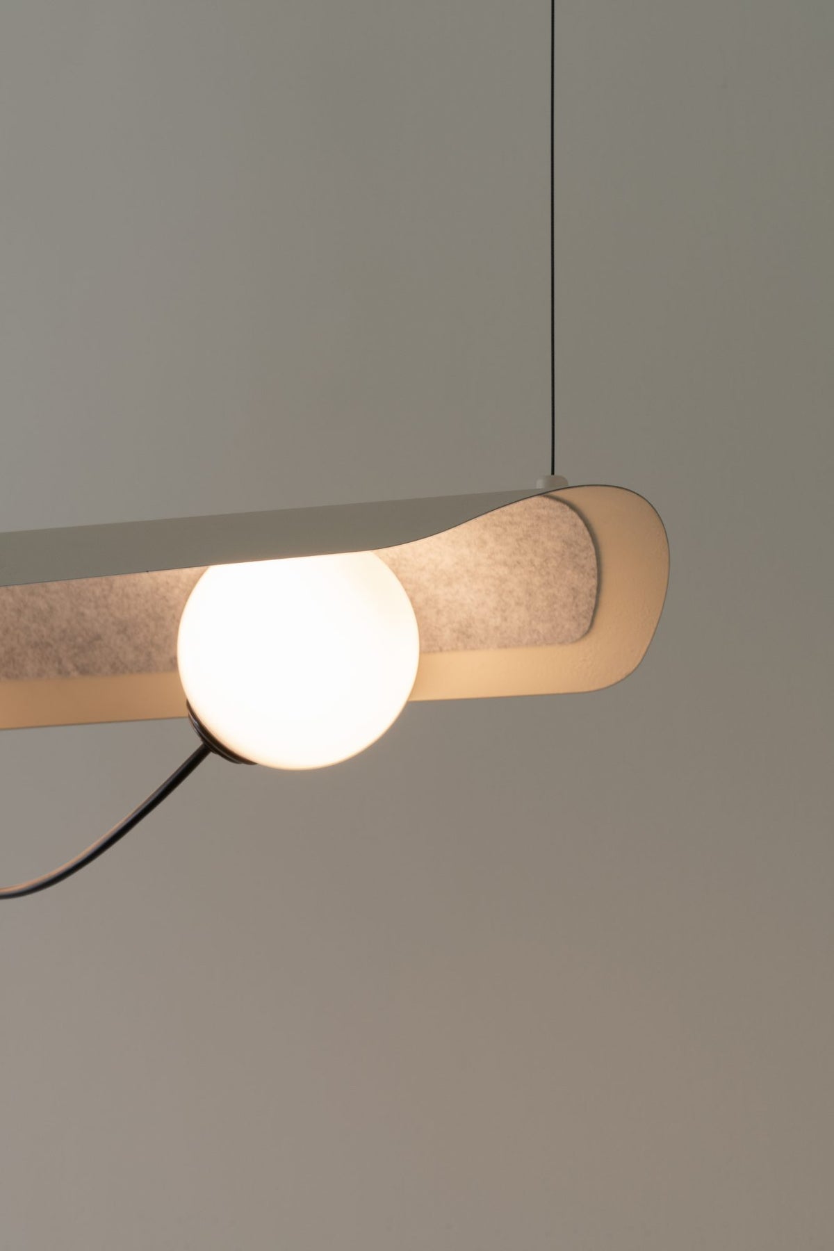 Lámpara colgante de tres luces – Milan Wire – tulipas de cristal conectadas a pantallas textiles mediante hilos, 3 acabados