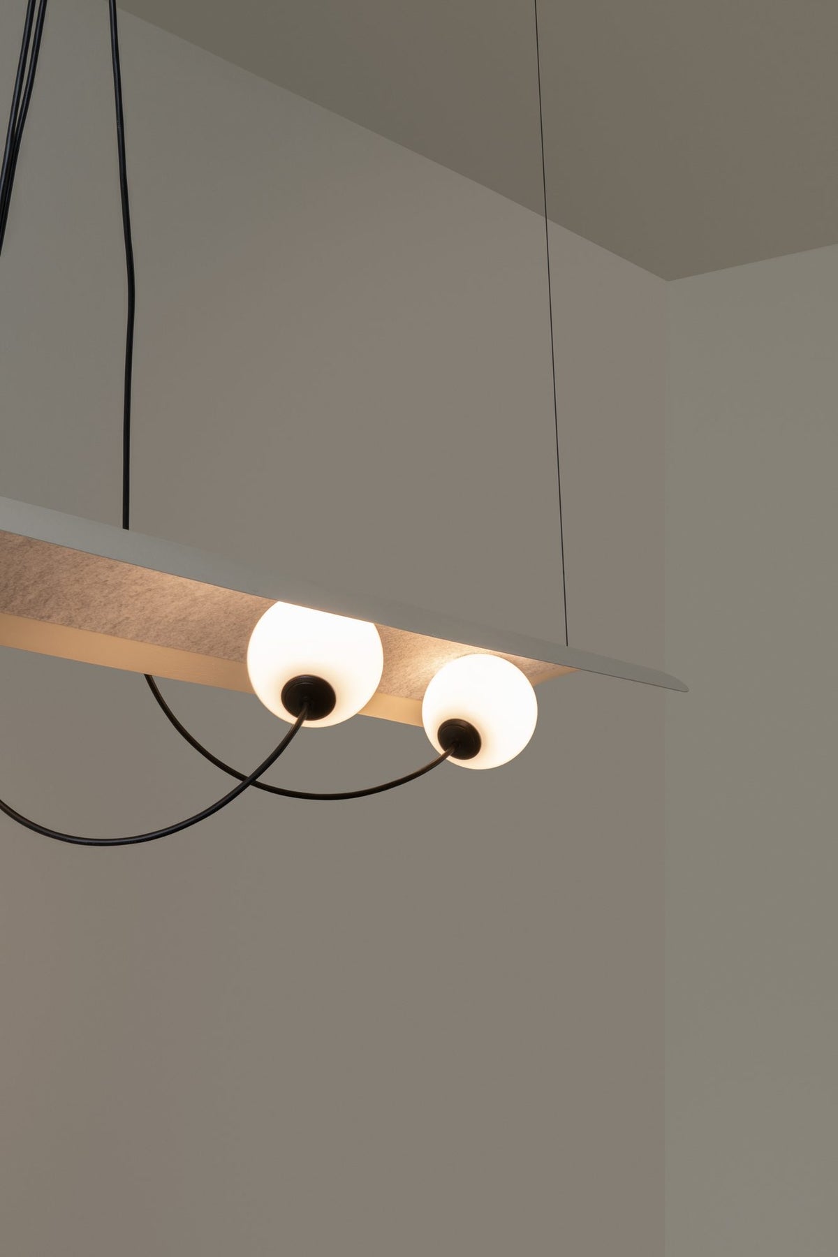 Lámpara colgante de tres luces – Milan Wire – tulipas de cristal conectadas a pantallas textiles mediante hilos, 3 acabados