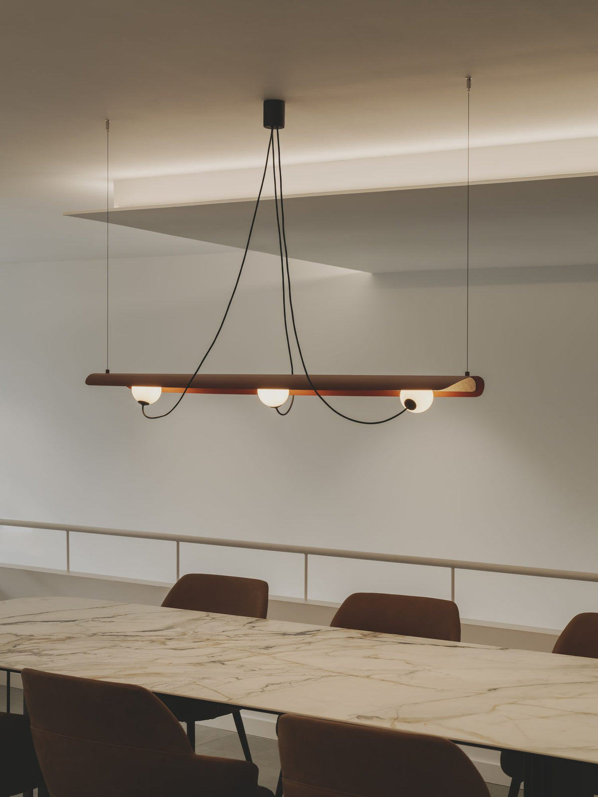 Lámpara colgante de tres luces – Milan Wire – tulipas de cristal conectadas a pantallas textiles mediante hilos, 3 acabados