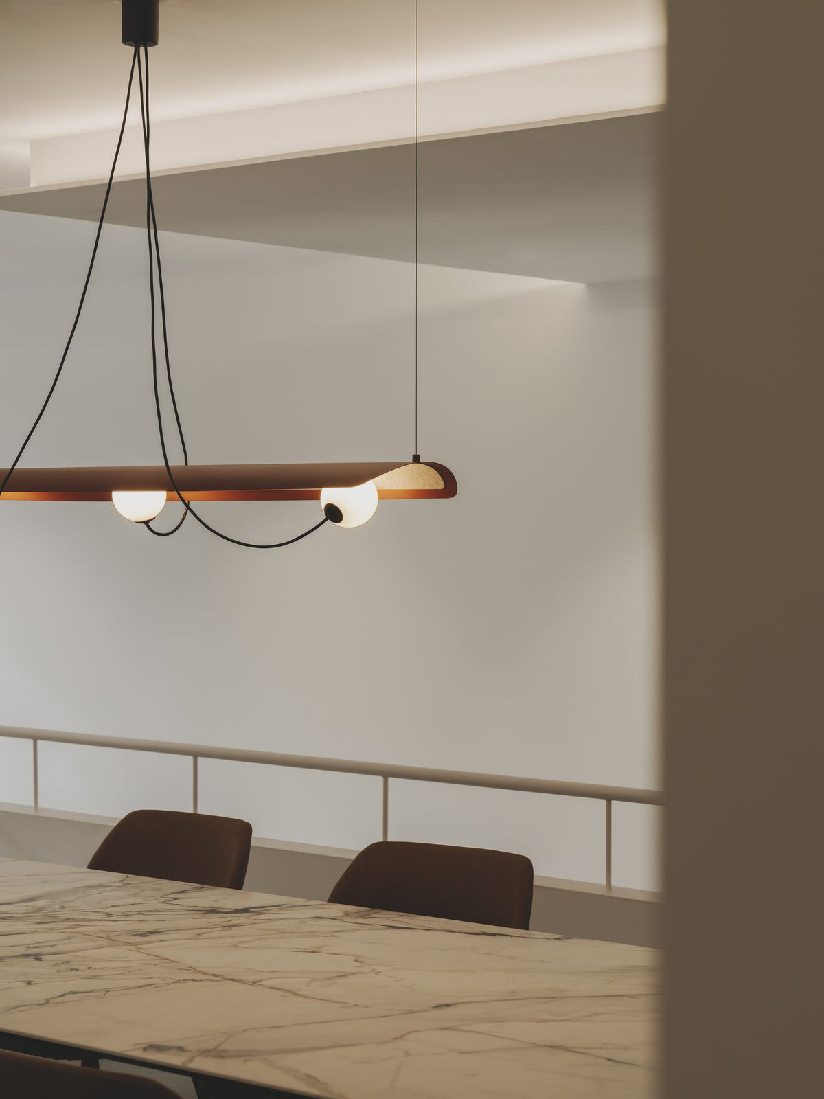 Lámpara colgante de tres luces – Milan Wire – tulipas de cristal conectadas a pantallas textiles mediante hilos, 3 acabados