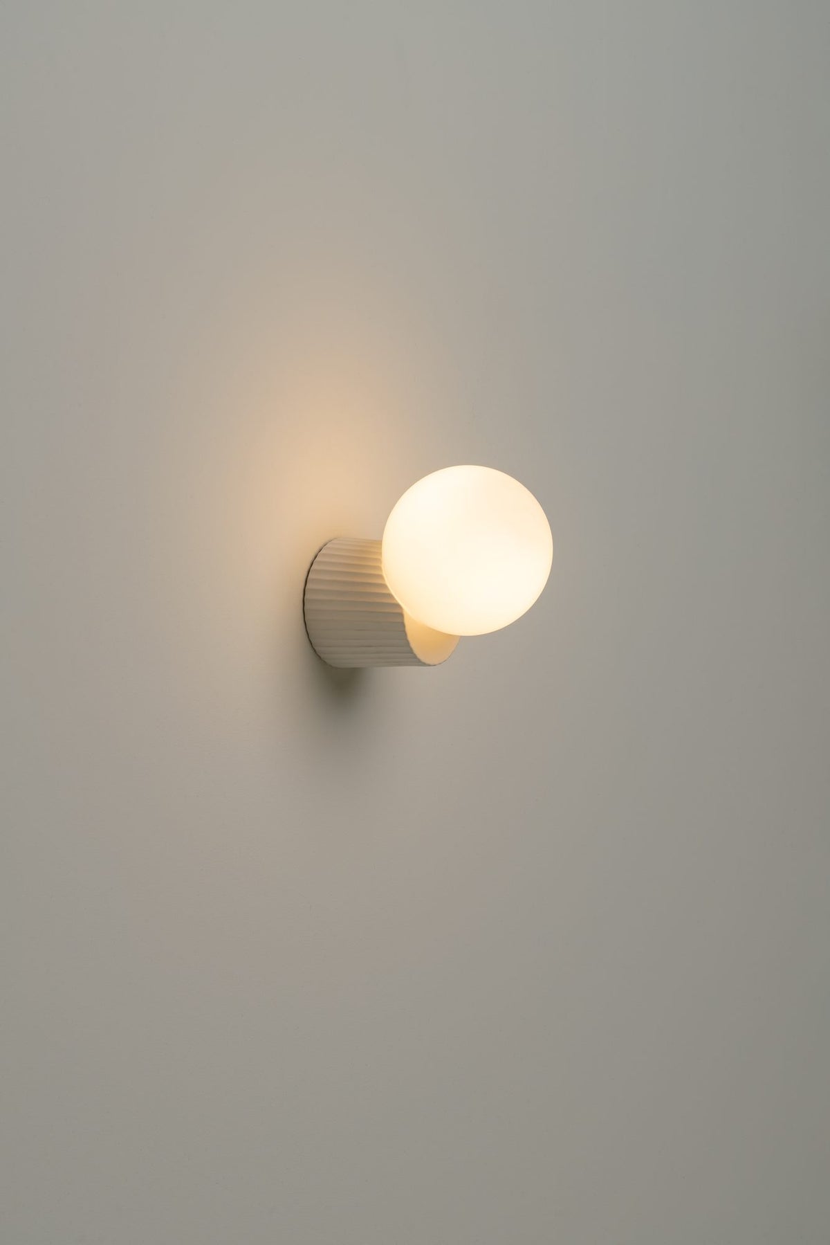 Aplique de pared pequeño – Milan Land – cuerpo cerámico con difusor de vidrio soplado opal, 3 acabados