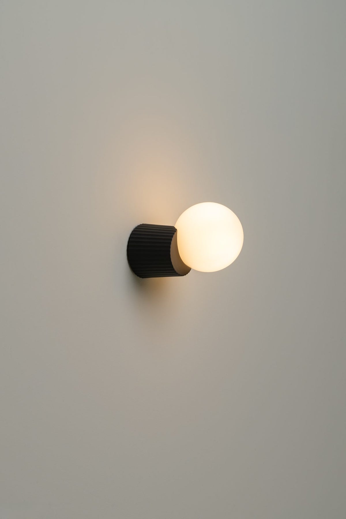 Aplique de pared pequeño – Milan Land – cuerpo cerámico con difusor de vidrio soplado opal, 3 acabados