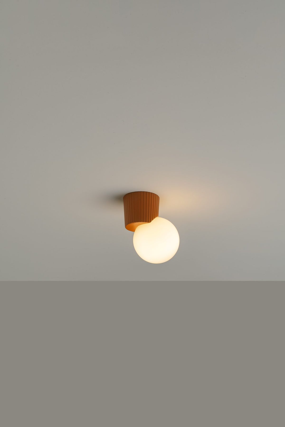 Aplique de pared pequeño – Milan Land – cuerpo cerámico con difusor de vidrio soplado opal, 3 acabados