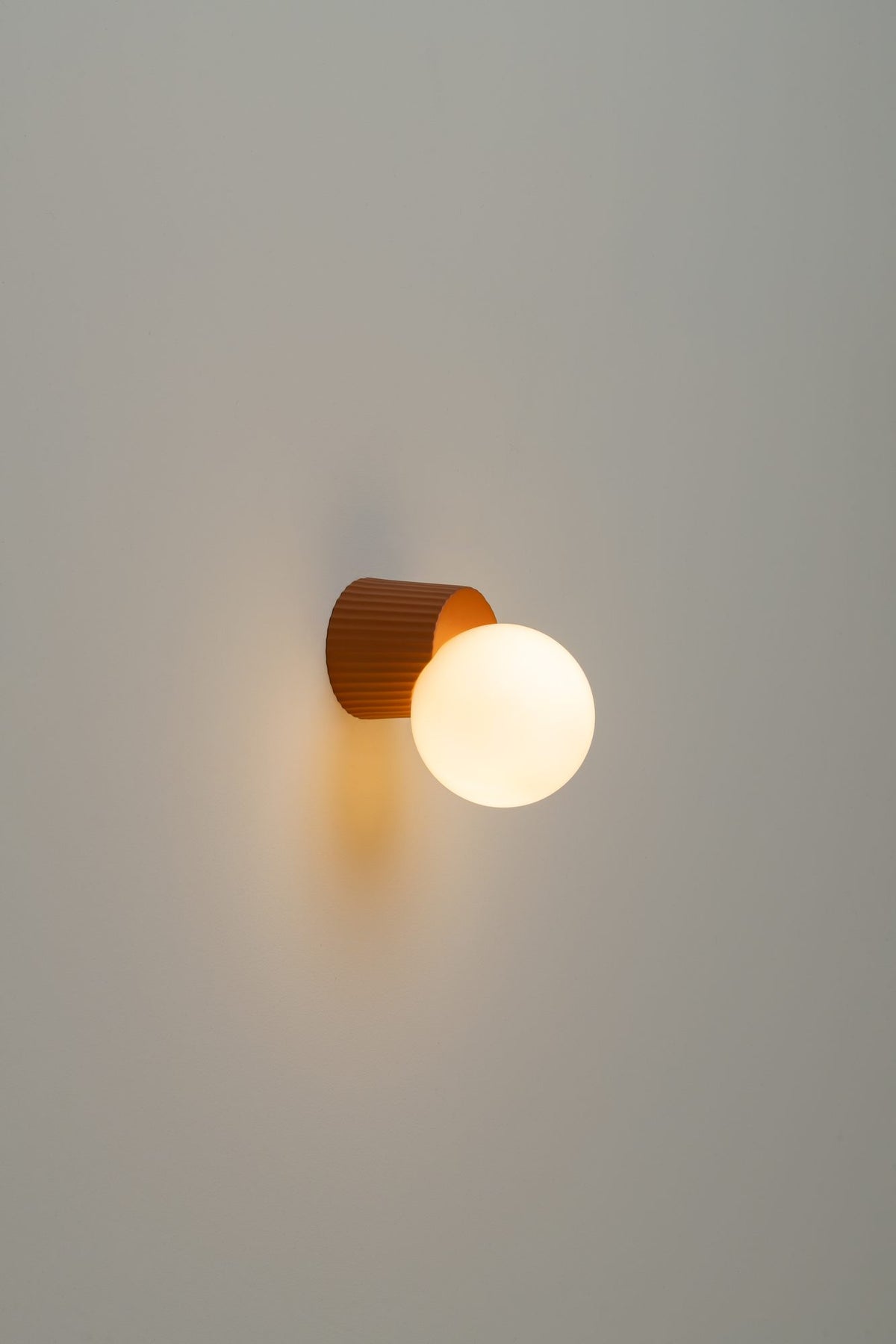 Aplique de pared pequeño – Milan Land – cuerpo cerámico con difusor de vidrio soplado opal, 3 acabados