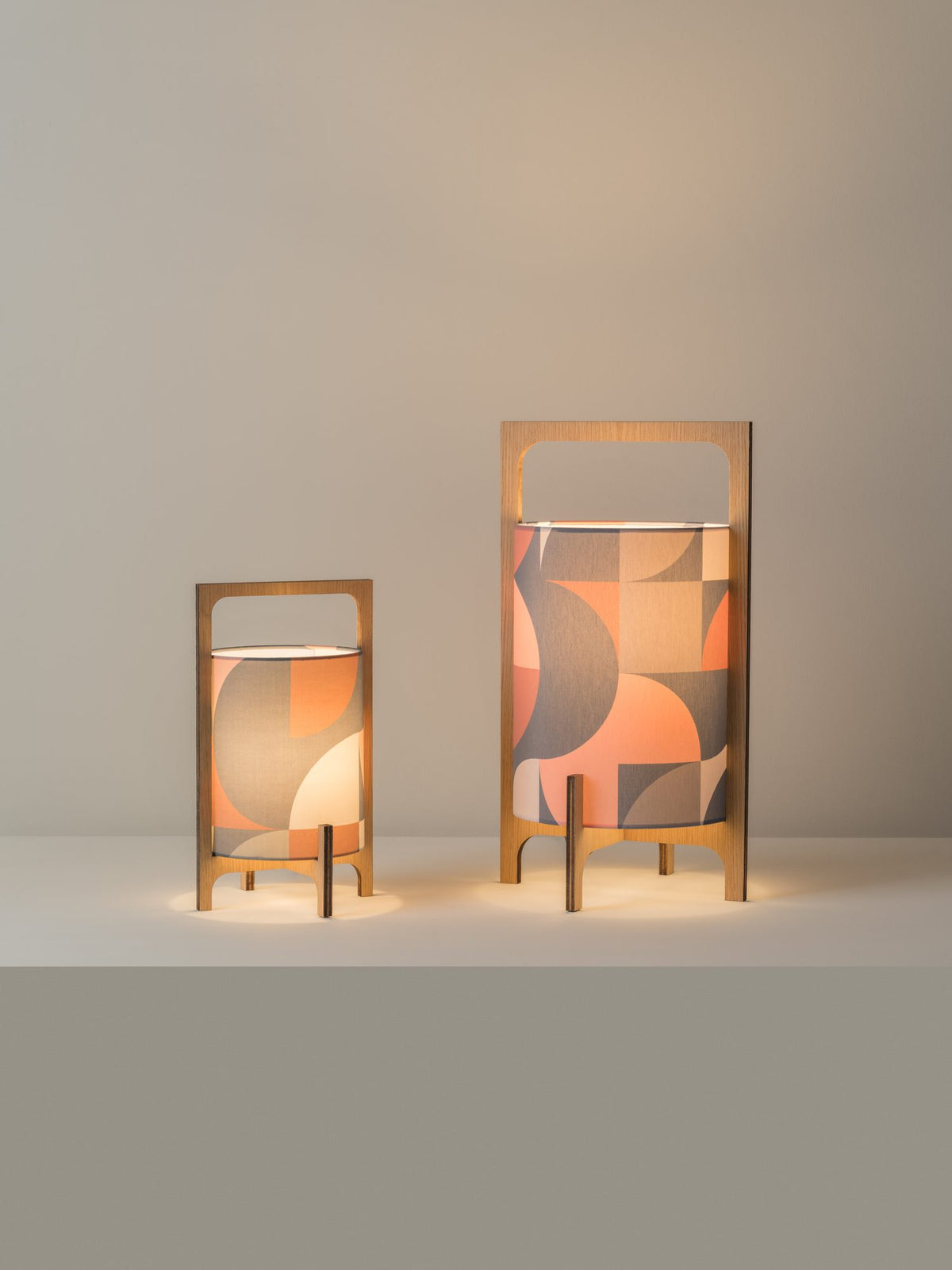 Lámpara portátil pequeña – Milan Khun – estructura en madera de chopo y fresno con pantalla textil, 3 acabados