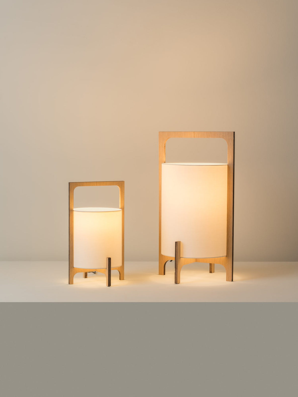 Lámpara portátil pequeña – Milan Khun – estructura en madera de chopo y fresno con pantalla textil, 3 acabados