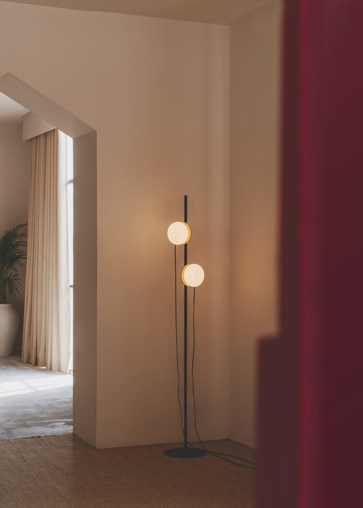 Lámpara de pie de salón de doble cabezal – Milan Knock – base reversible en madera de fresno