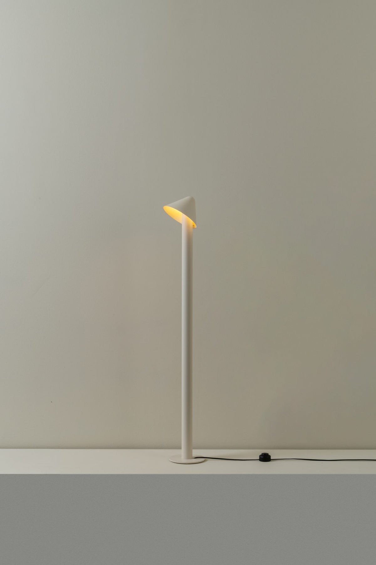 Lámpara de pie de salón 110 cm – Milan Shita – silueta orgánica en acero con pantalla orientable, 4 acabados