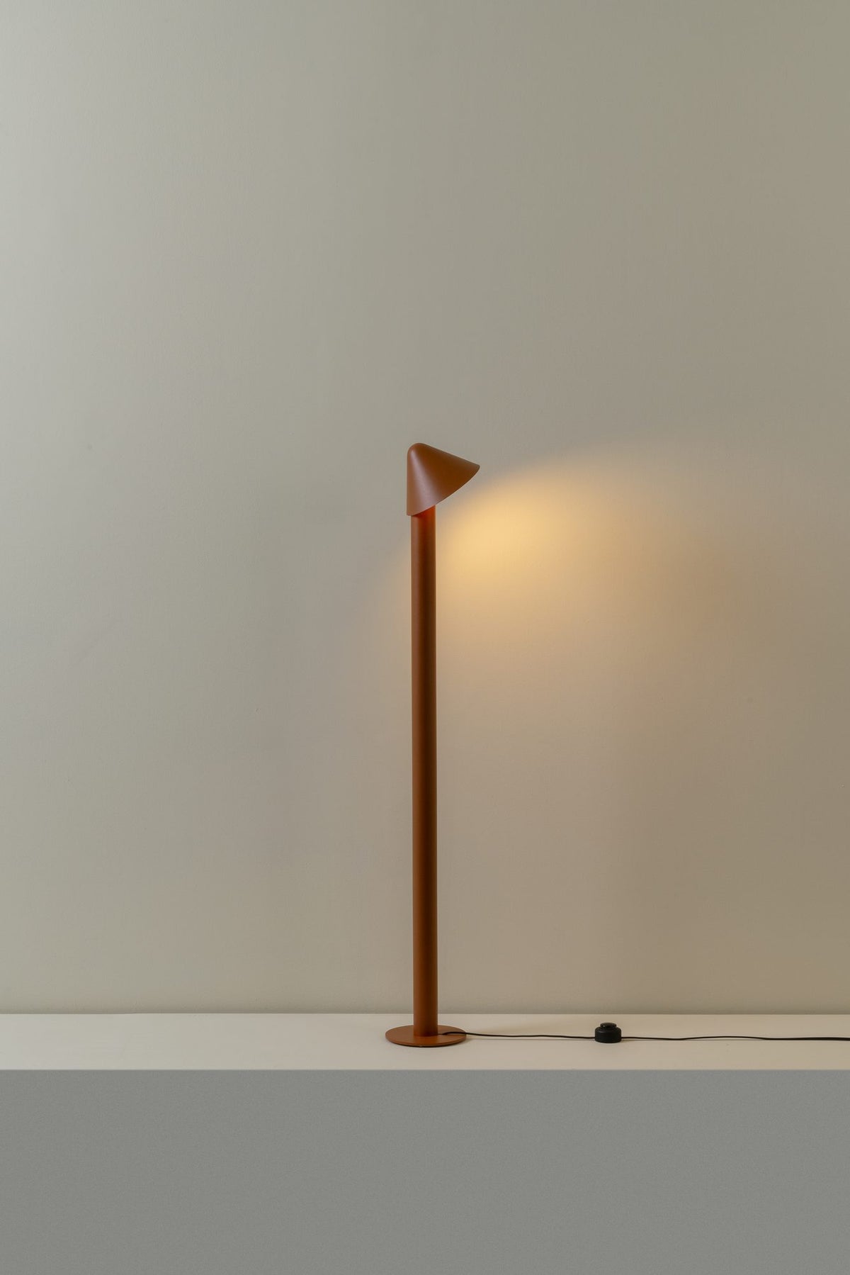 Lámpara de pie de salón 110 cm – Milan Shita – silueta orgánica en acero con pantalla orientable, 4 acabados