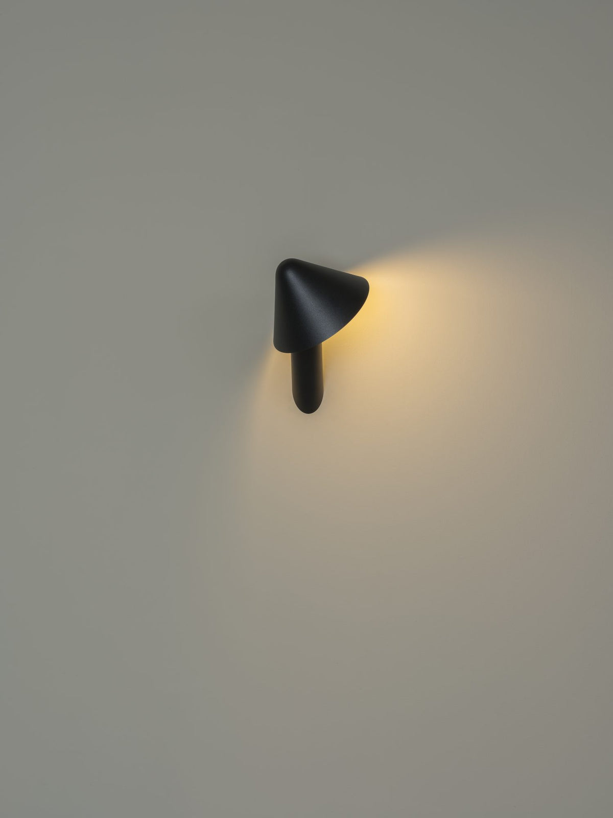 Aplique de pared – Milan Shita – silueta orgánica en acero con pantalla orientable, 4 acabados