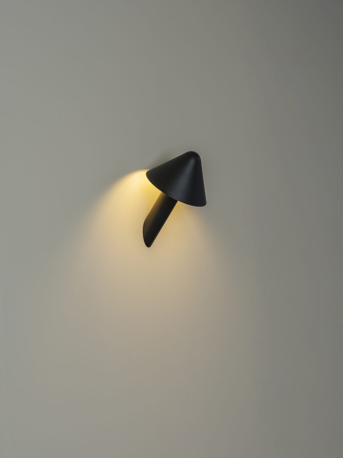 Aplique de pared – Milan Shita – silueta orgánica en acero con pantalla orientable, 4 acabados