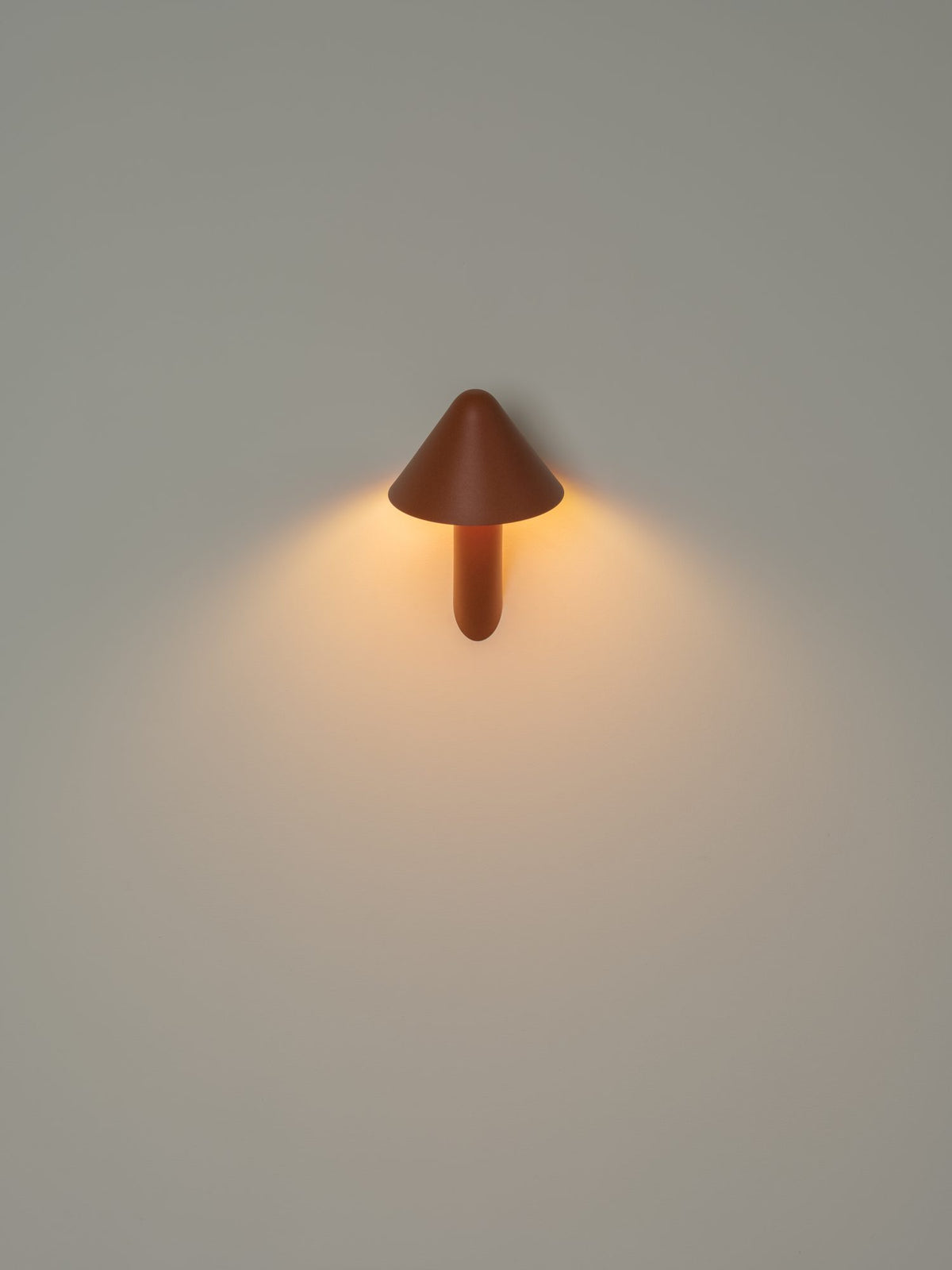 Aplique de pared – Milan Shita – silueta orgánica en acero con pantalla orientable, 4 acabados