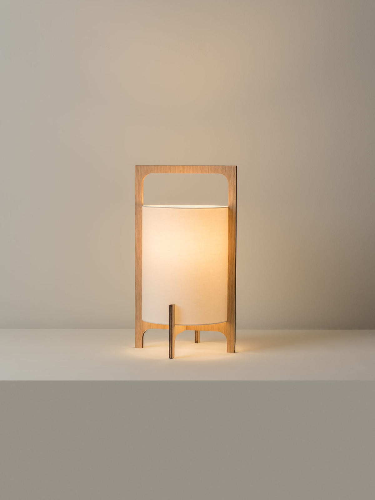 Lámpara portátil grande – Milan Khun – estructura en madera de chopo y fresno con pantalla textil, 3 acabados